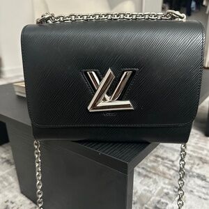 LOUIS VUITTON LIKE BAG WITH SILVER CHAIN AND LOGO